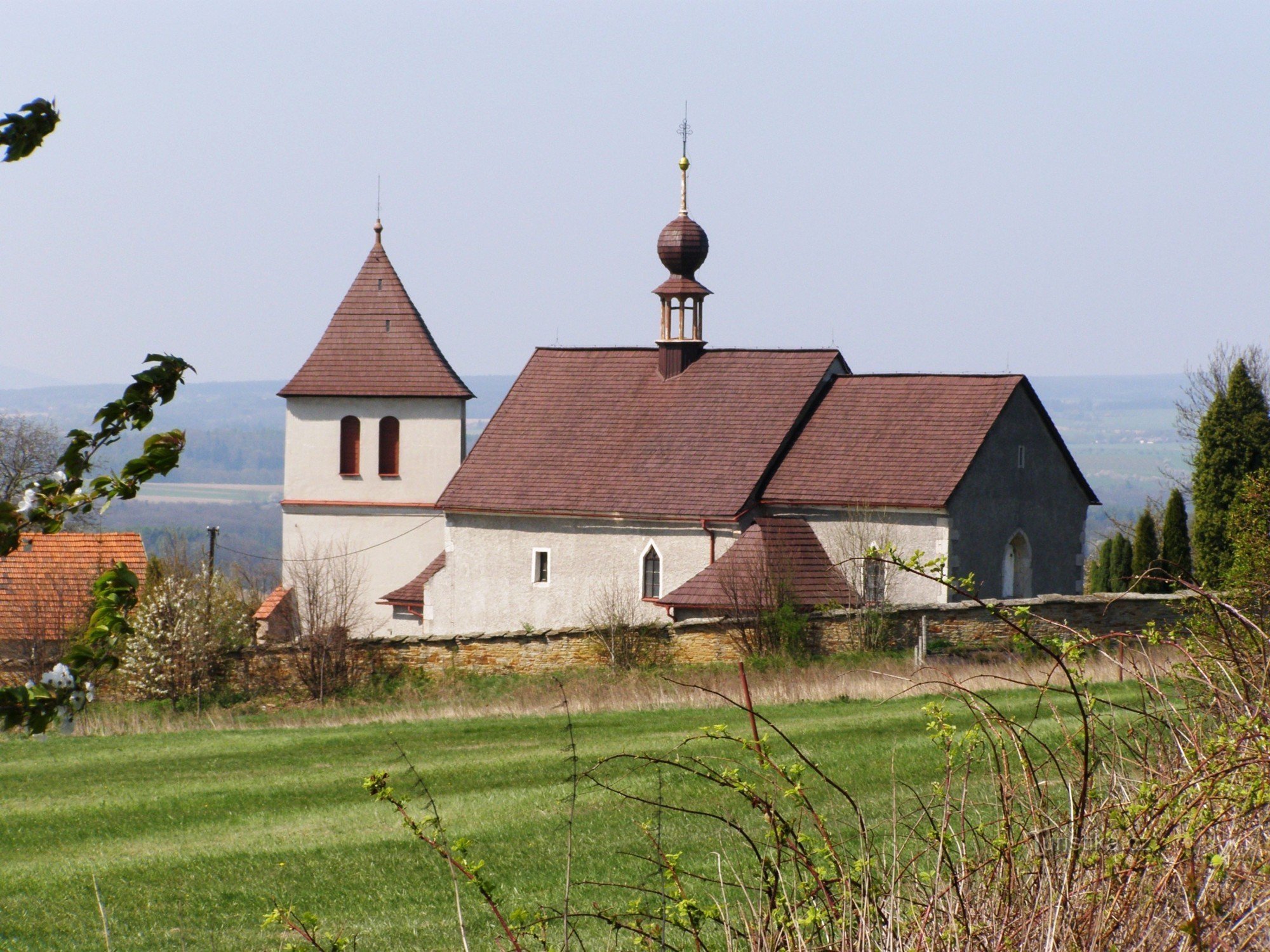 Václavice - kerk van St. Wenceslas met het belfort