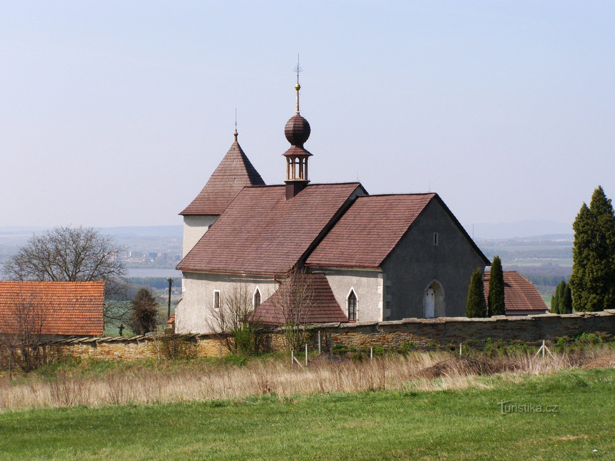 Václavice - kirken St. Wenceslas med klokketårnet