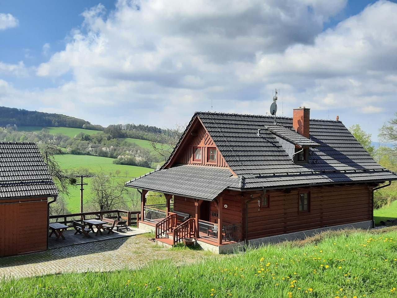 Cabana de madeira Valašská em Háji, - terraço com a chamada cozinha de verão - área coberta do lado de fora