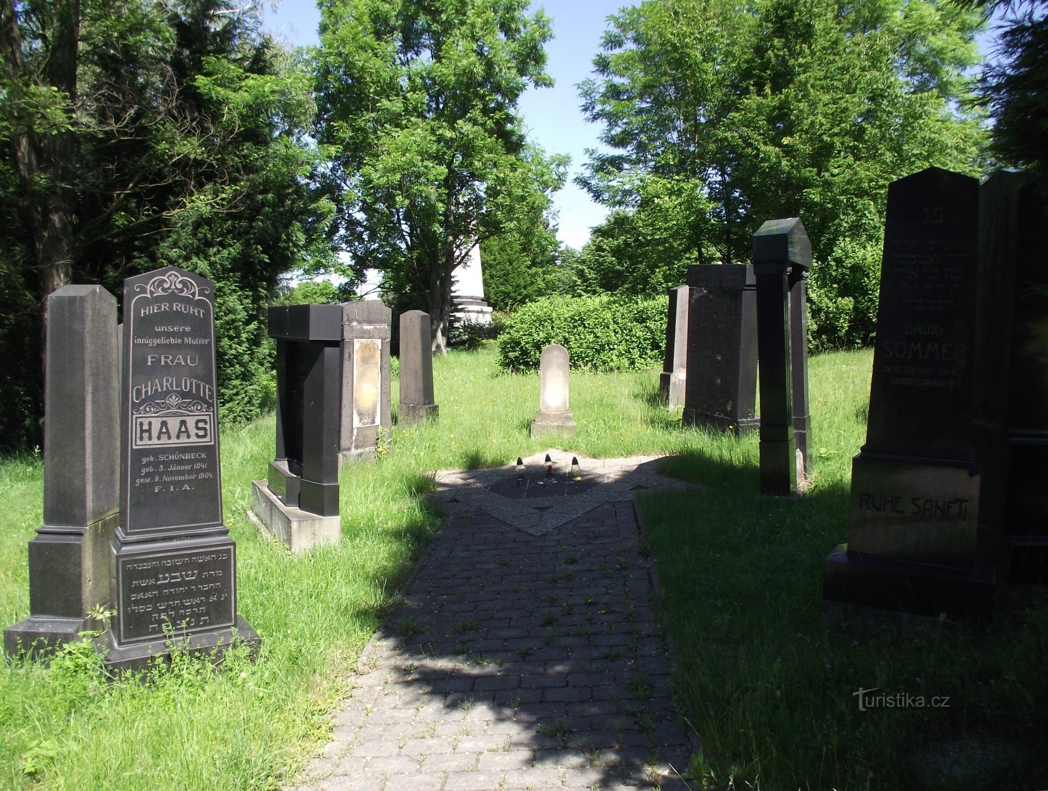 Валашске Мезиржичи – еврейское кладбище