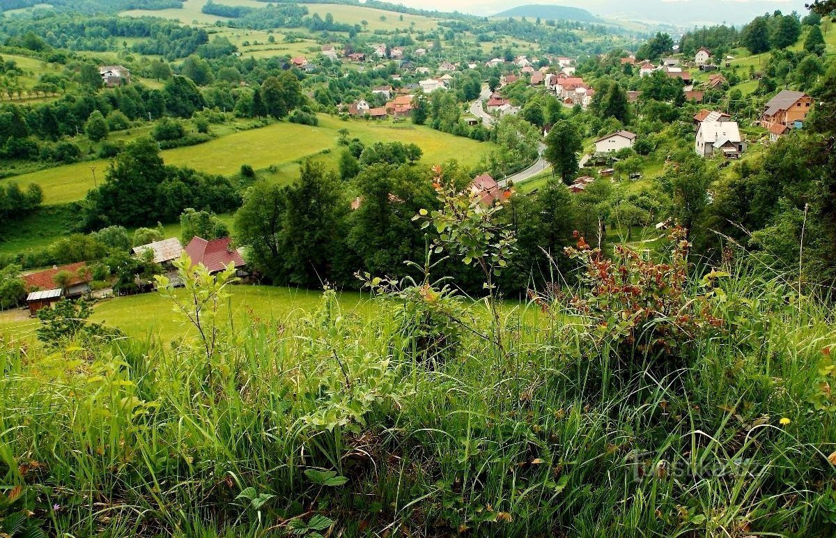 穿过瓦拉几亚乡村到 Lačnovský 池塘