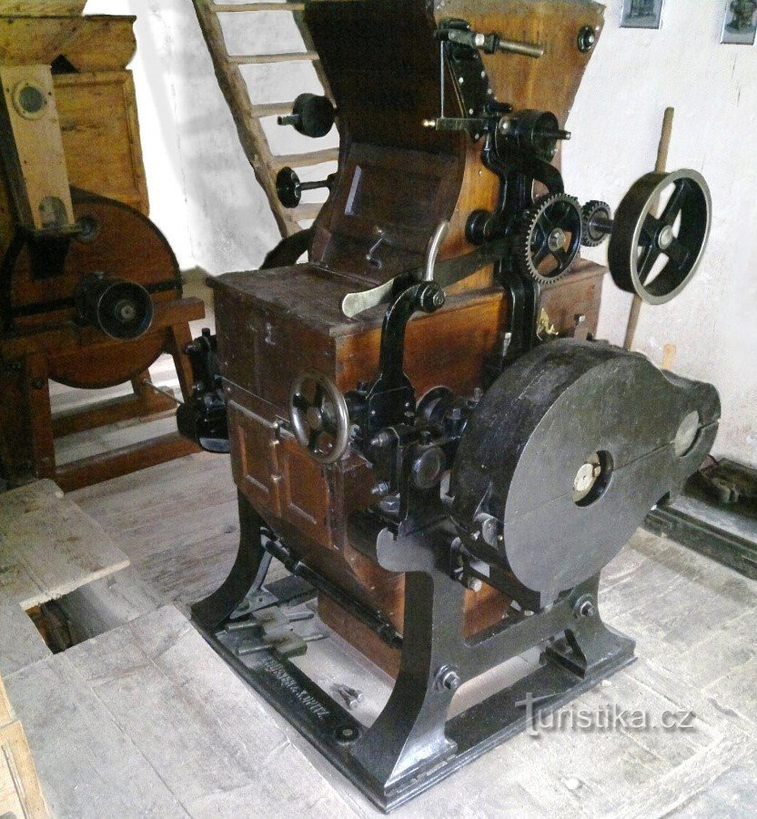 válcová stolice z roku 1890 od fa J. Hübner a K. Opitz Pardubice