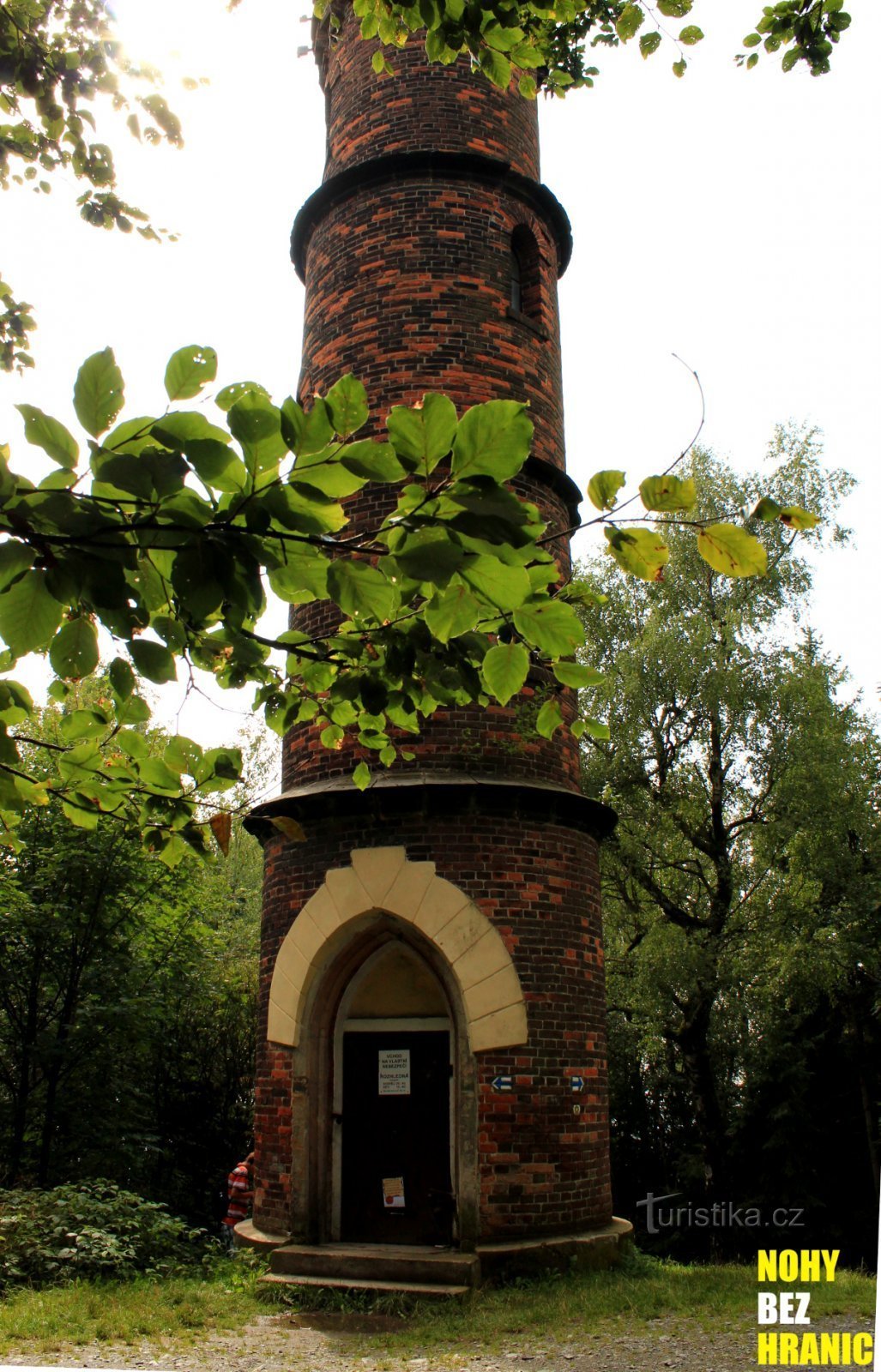 De cilindrische toren van de uitkijktoren.