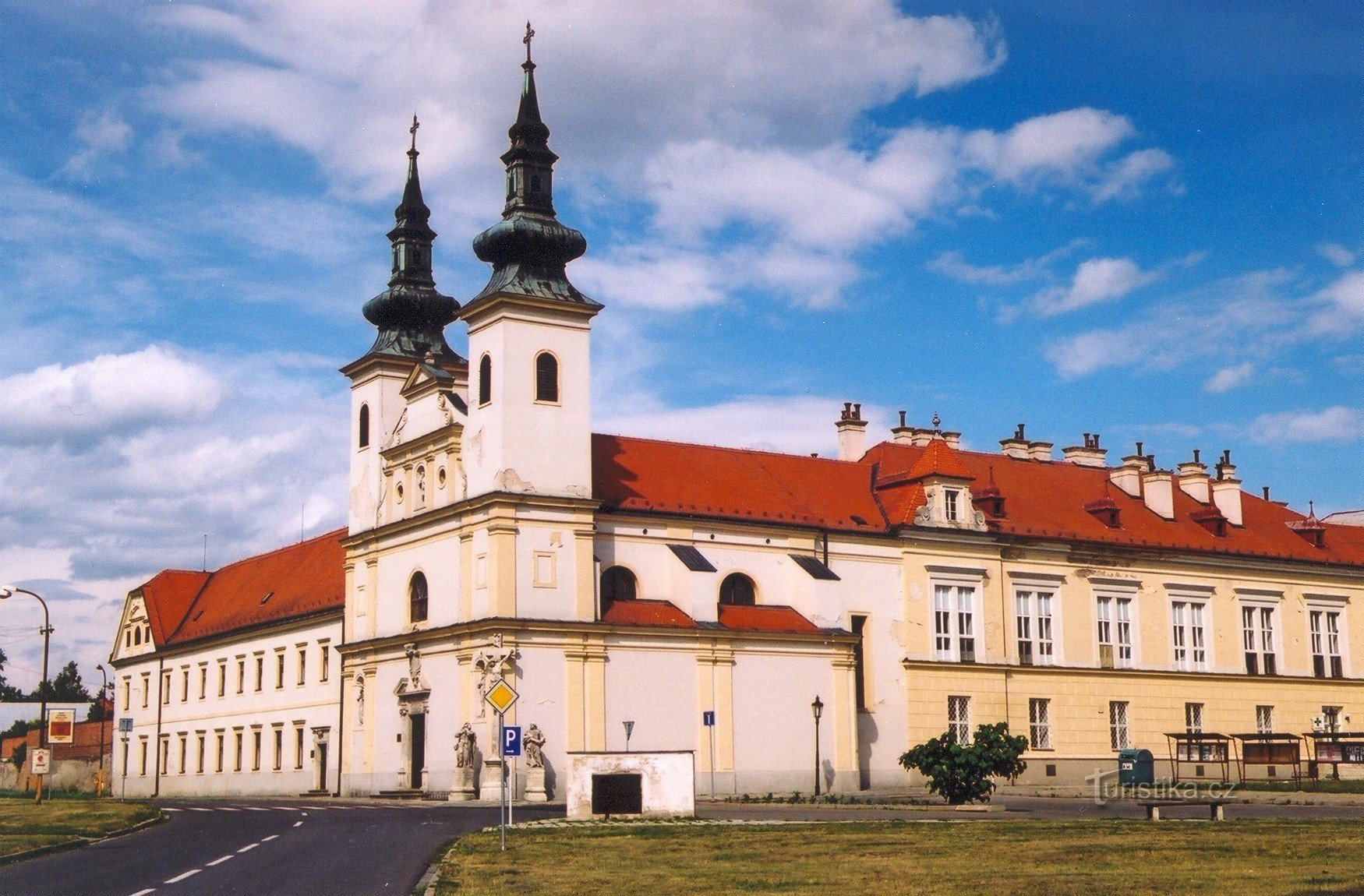 Valtice - armollisten veljien luostari, jossa on Pyhän Nikolauksen kirkko. Augustina, 1998