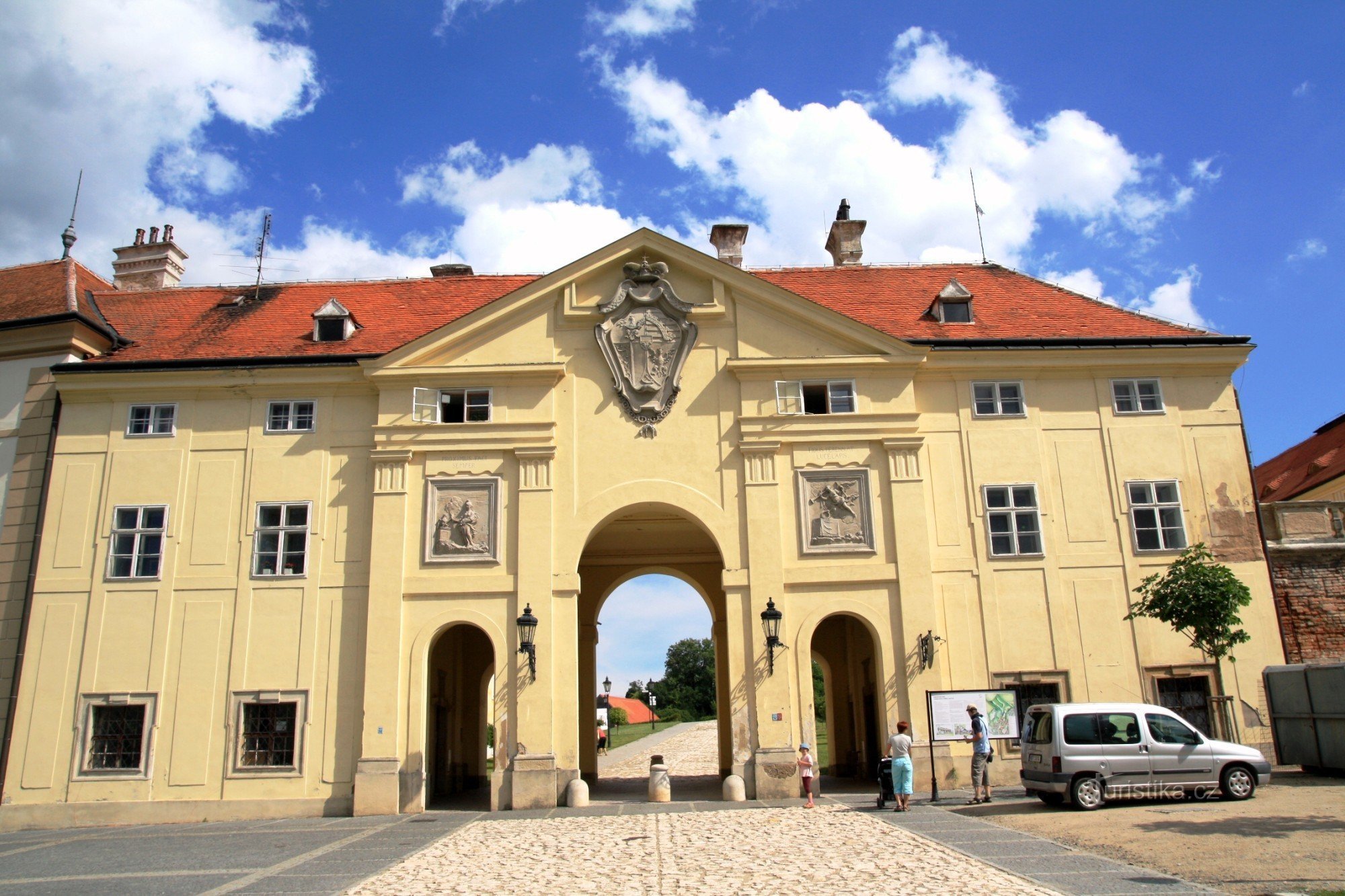 Valtice - portão do castelo