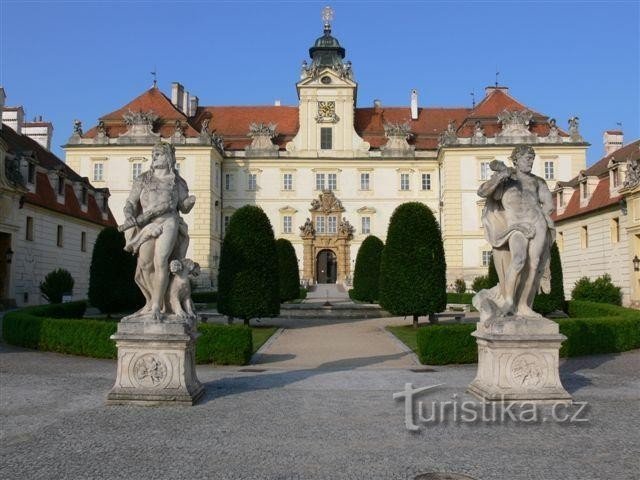 Valtický zámek: 4. července 2006. To je dovolená.