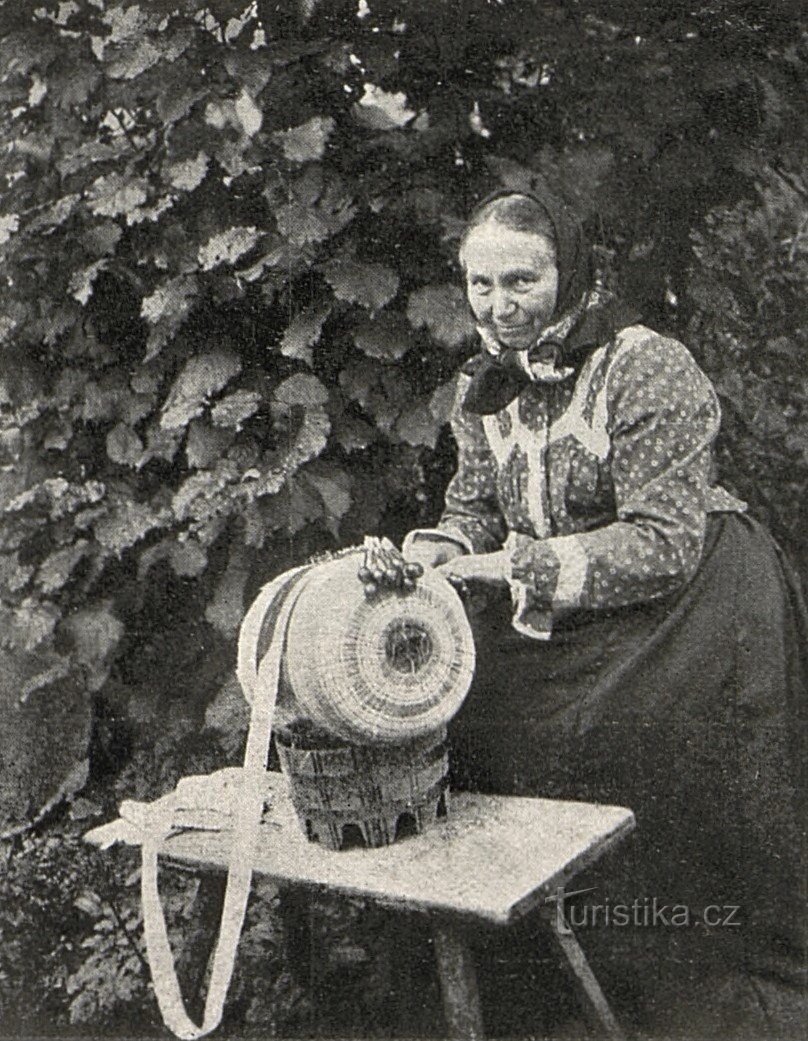 Vambereck lacemakers before the First World War