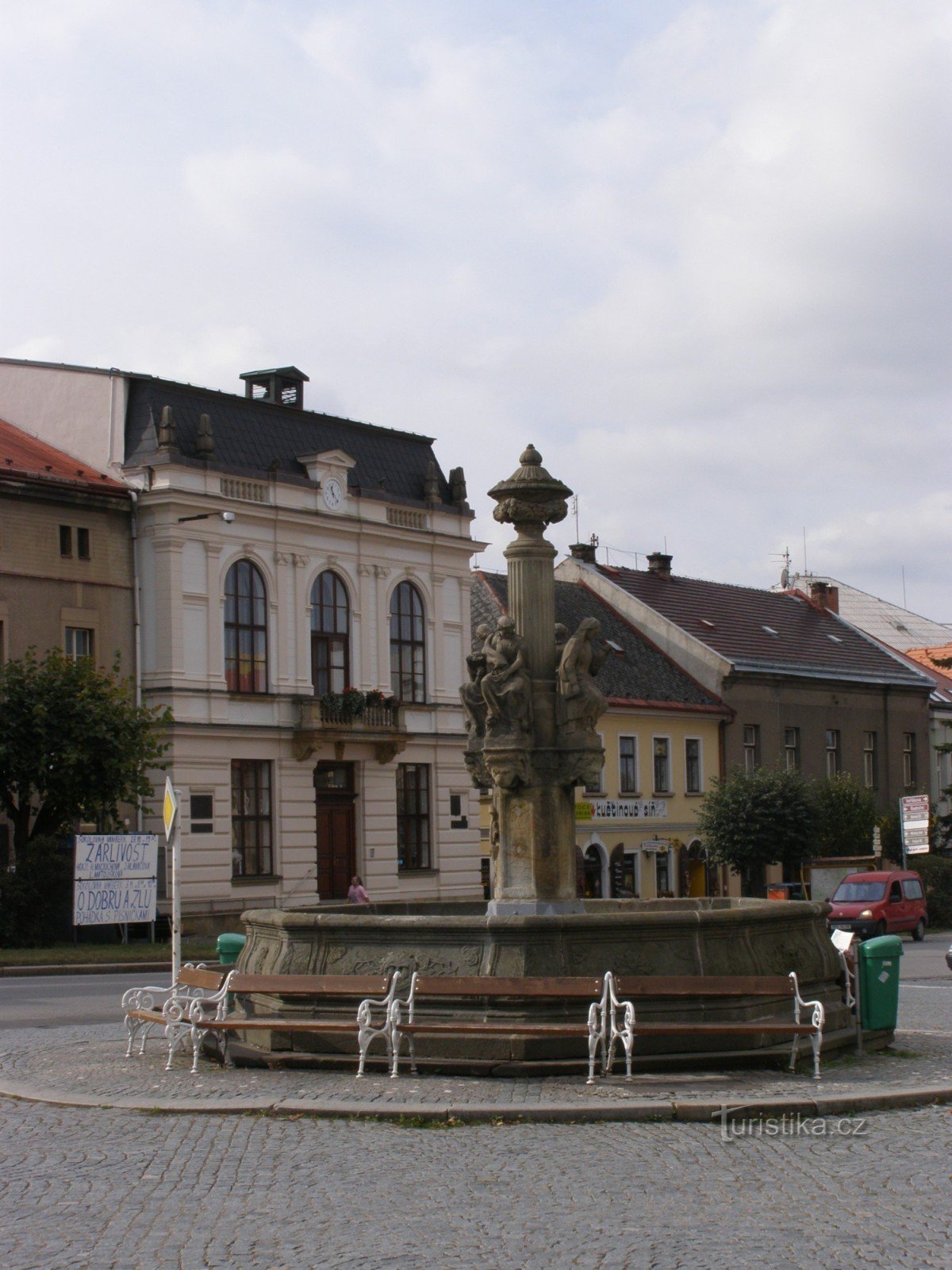 Vamberk - Husovo náměstí, một bộ tượng đài