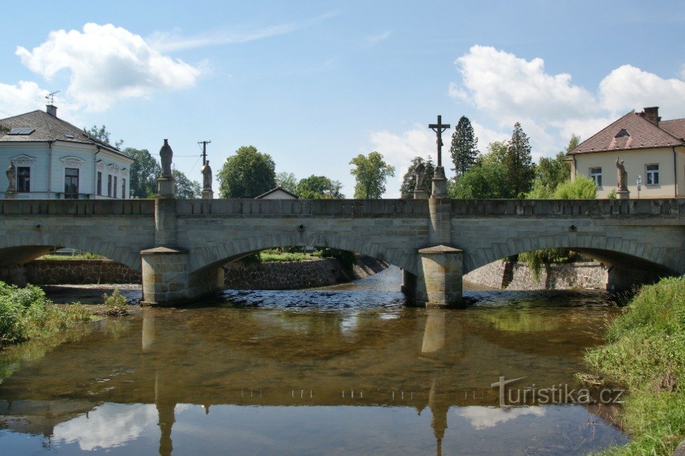 Vamberk - estatuas de santos checos en el Puente Pequeño de Carlos