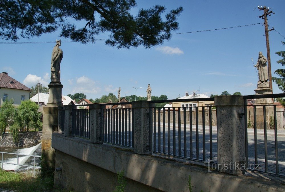 Vamberk – standbeelden van Tsjechische heiligen op de Kleine Karelsbrug