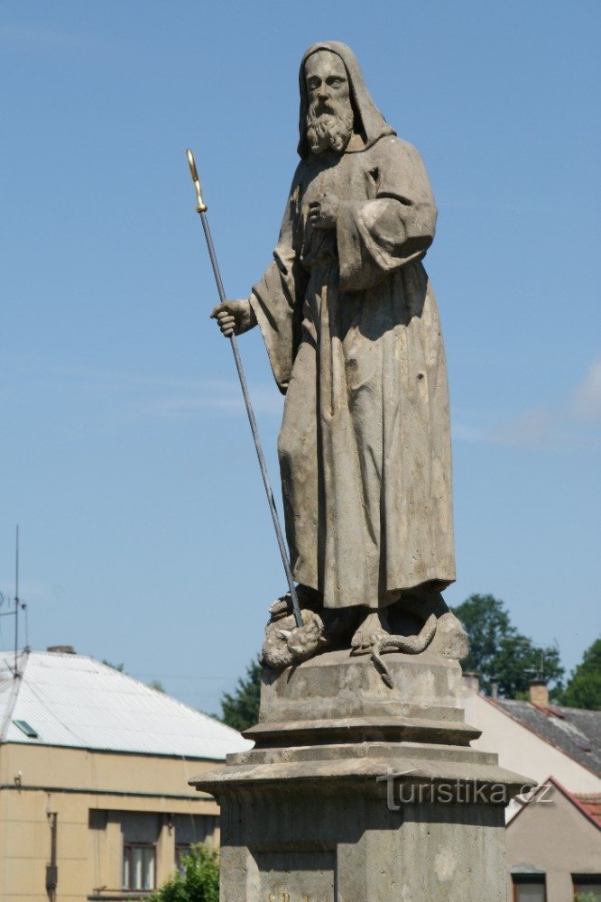 Vamberk - estátuas de santos tchecos na Little Charles Bridge