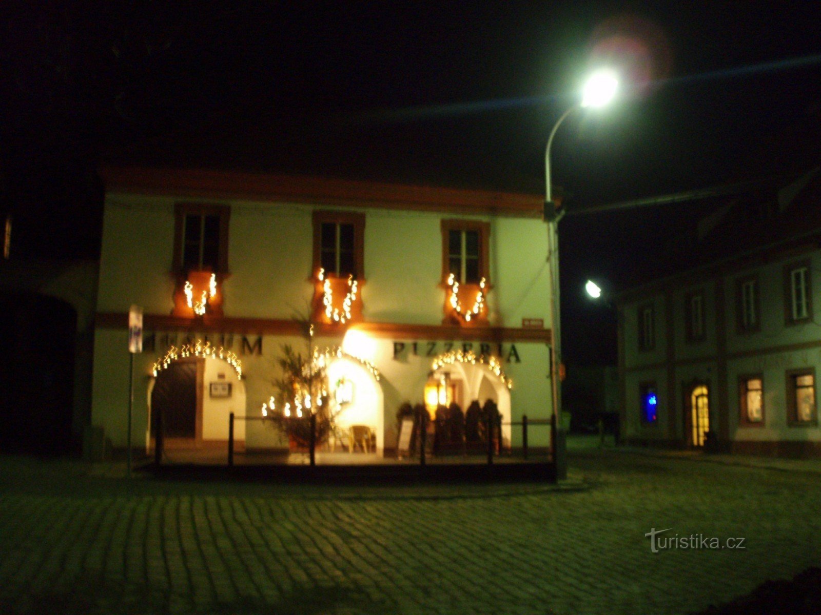 Aardewerkmuseum met kerstverlichting en pizzeria