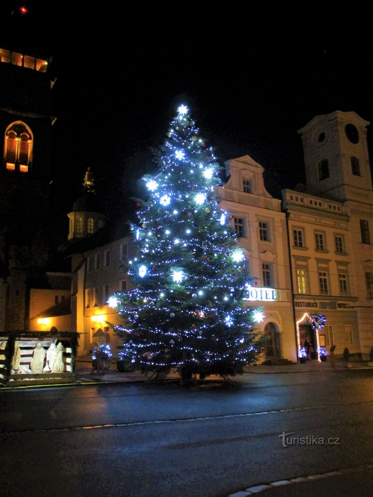 Árbol de Navidad en la Gran Plaza (Hradec Králové, 17.12.2021/XNUMX/XNUMX)