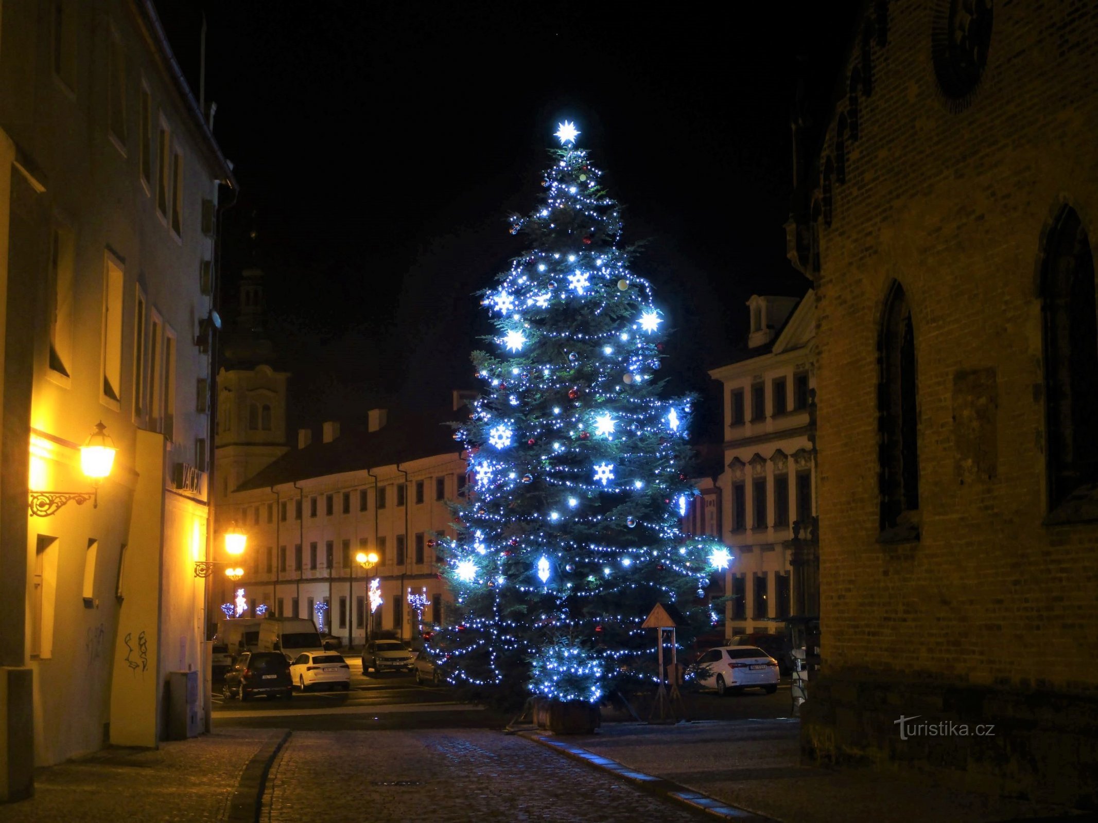 Árbol de Navidad en la Gran Plaza (Hradec Králové, 17.12.2021/XNUMX/XNUMX)