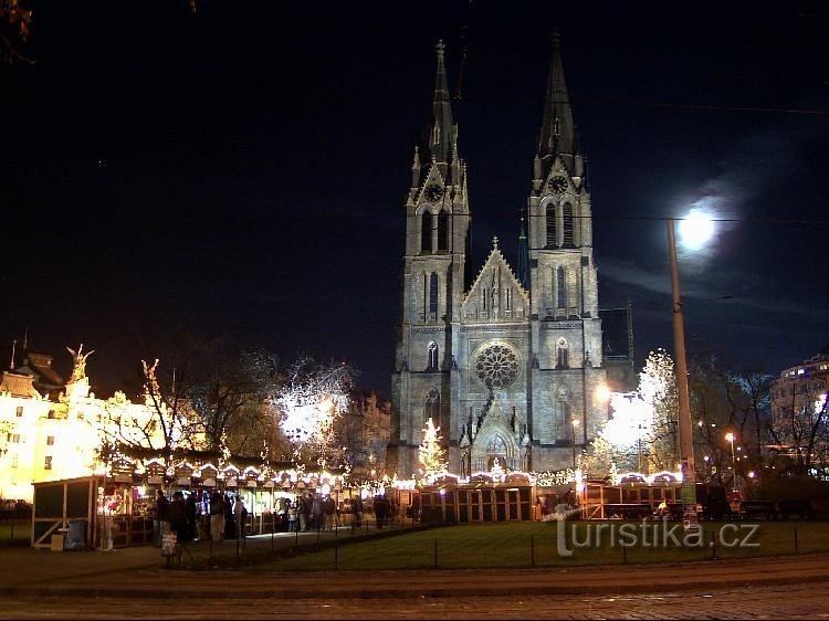 Mercados de Natal em frente à igreja