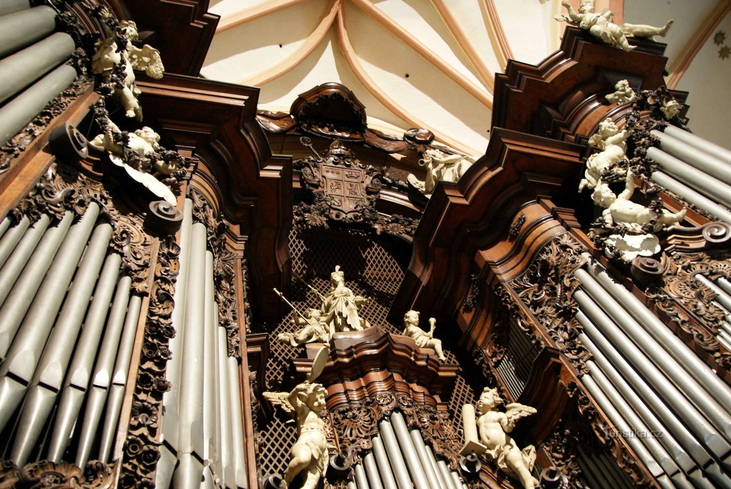 orgel i kyrkan St. Morice