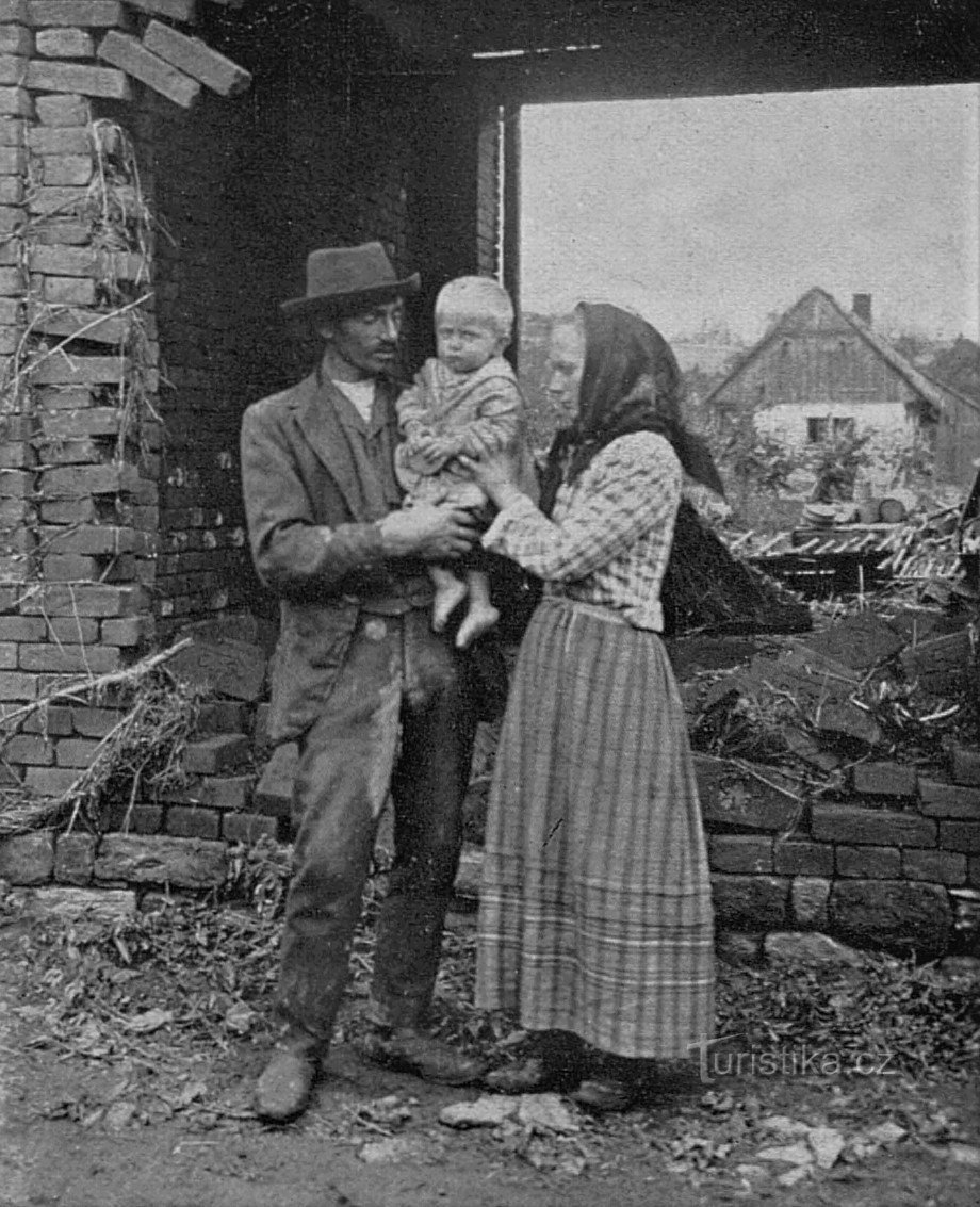 La familia de Včelička con el único niño rescatado (1909)