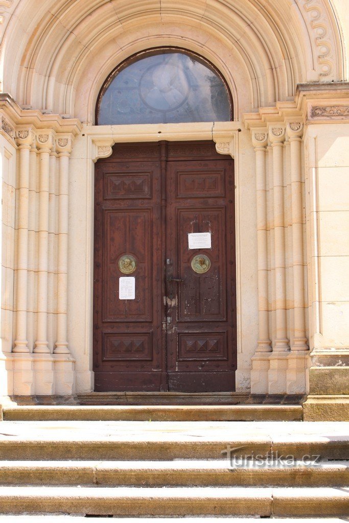 L'entrée de la basilique