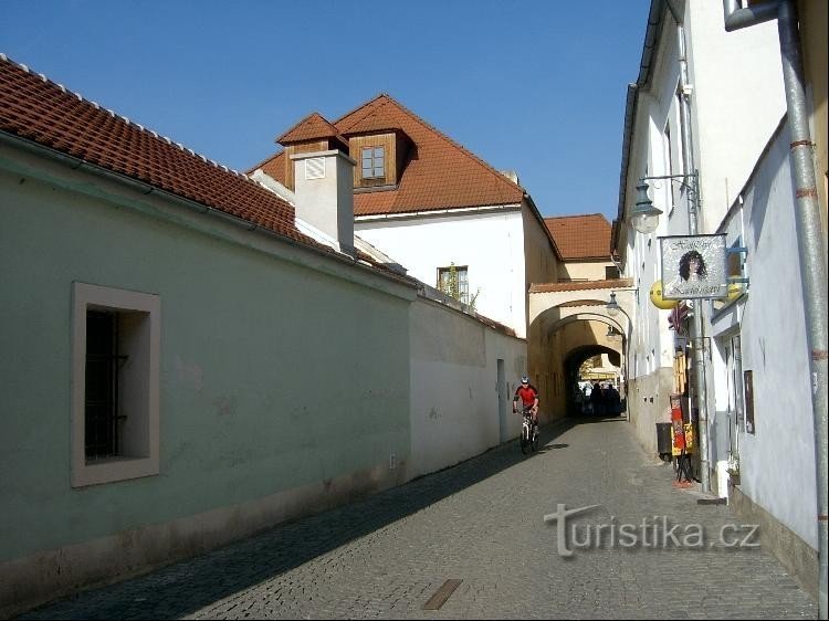 Indgang til Geoparken: indgangen er fra Slapská-gaden eller fra Husova náměstí gennem museet