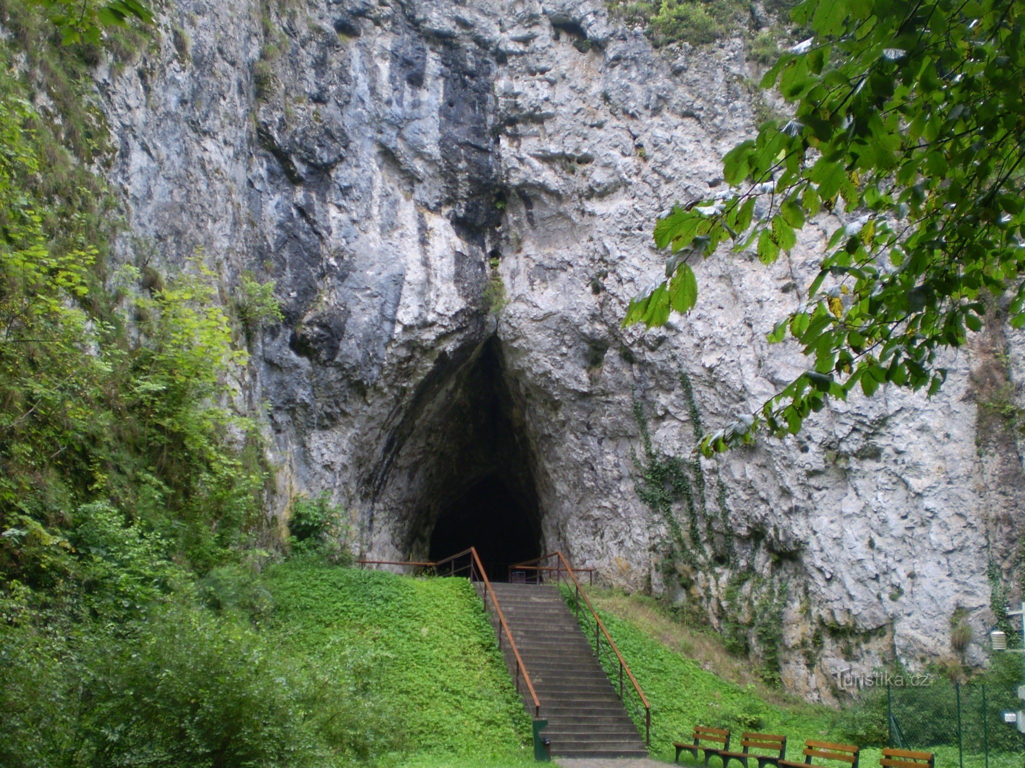 洞穴への入り口