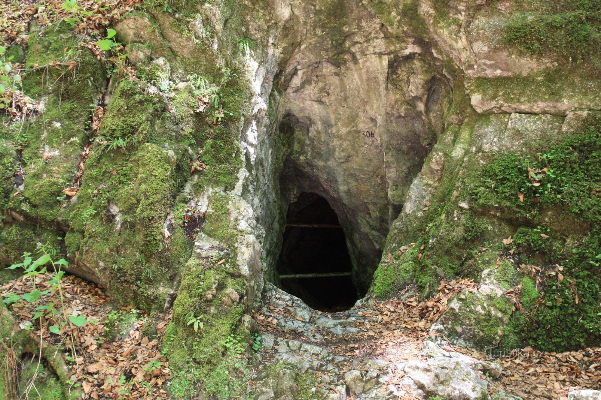 Entrada a la cueva de Bertalánky