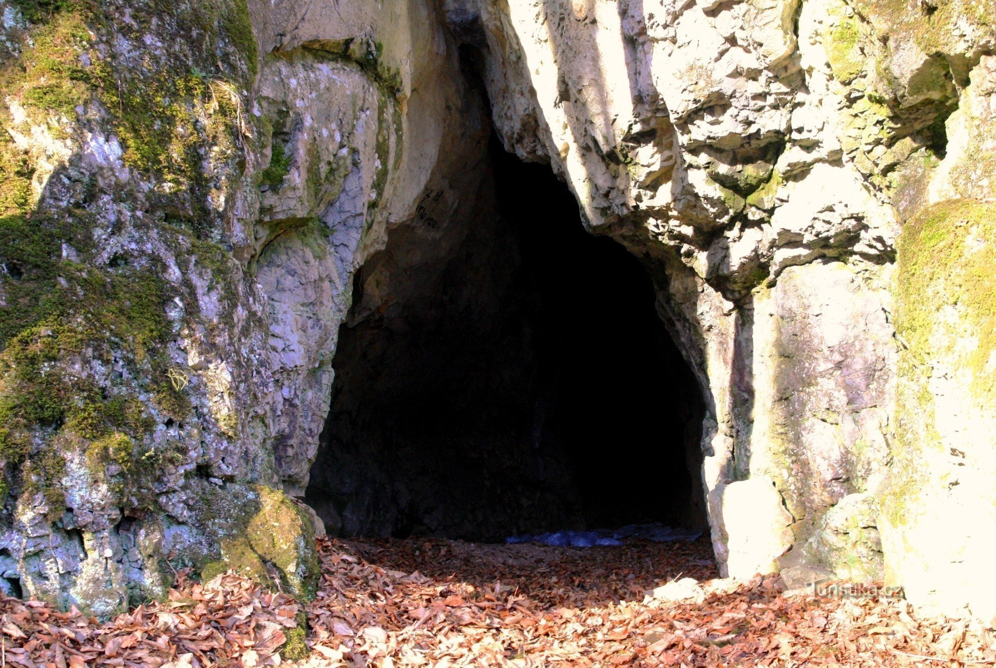 Intrarea în peștera Vokounky