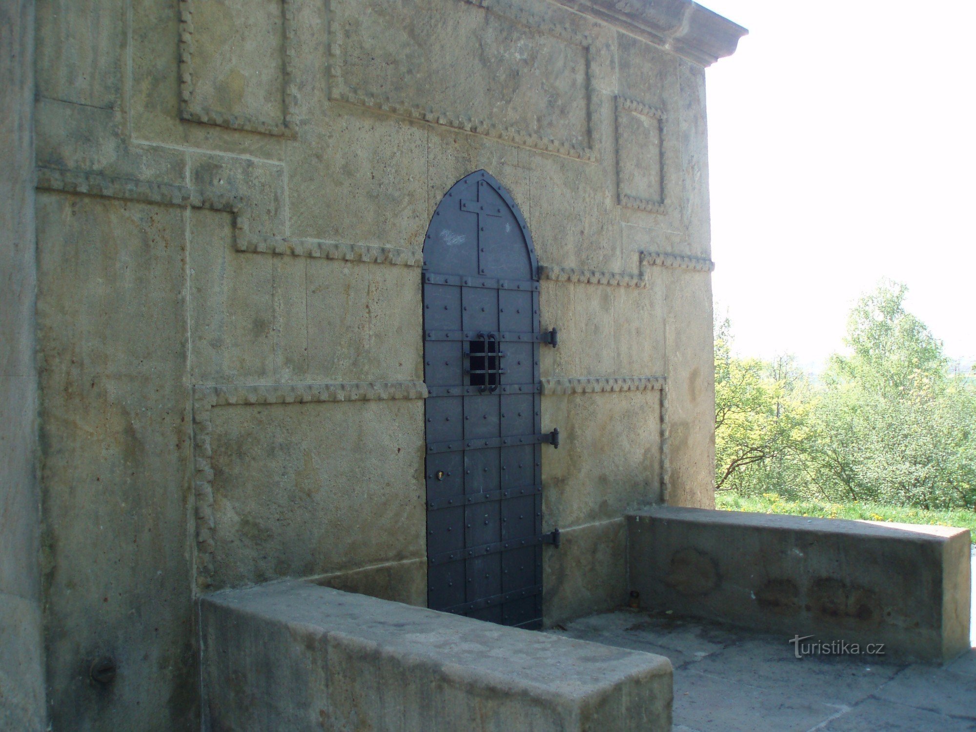 L'entrée de la chapelle