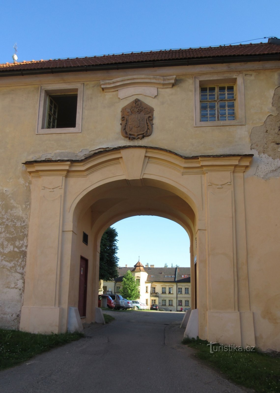 A kolostor komplexum bejárata