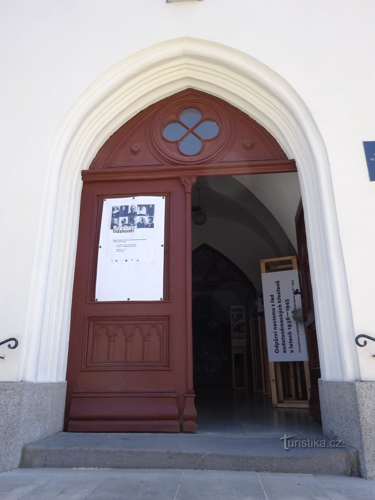 entrée de l'église