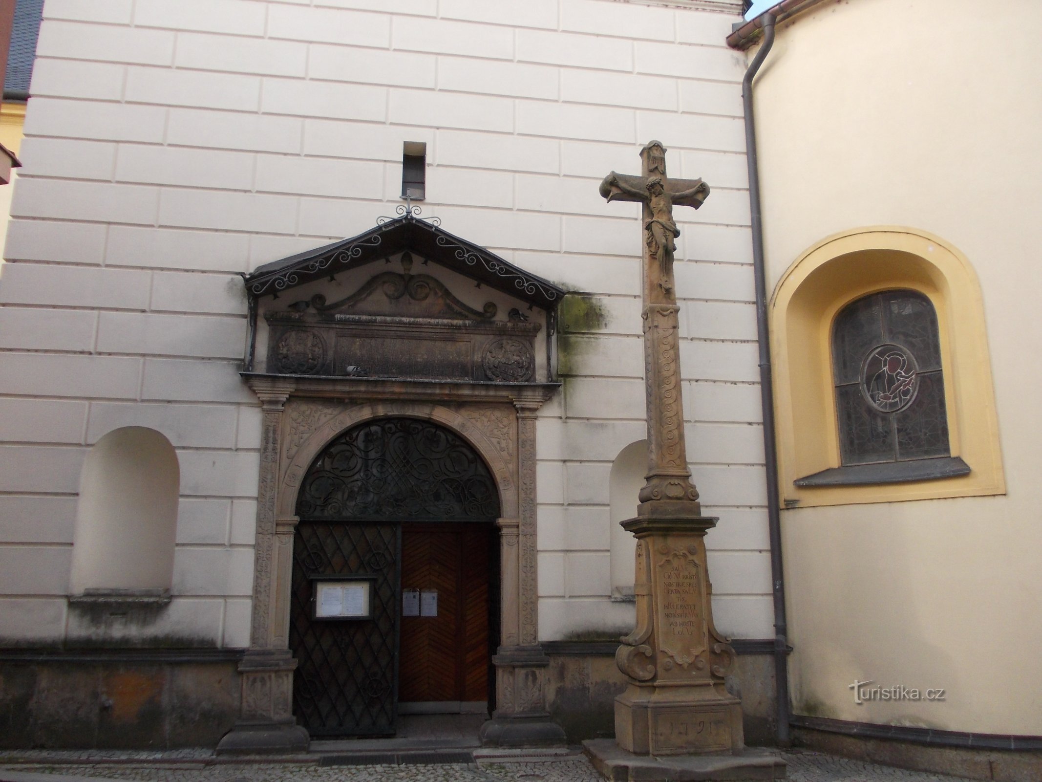ingang van de kerk met een kruis