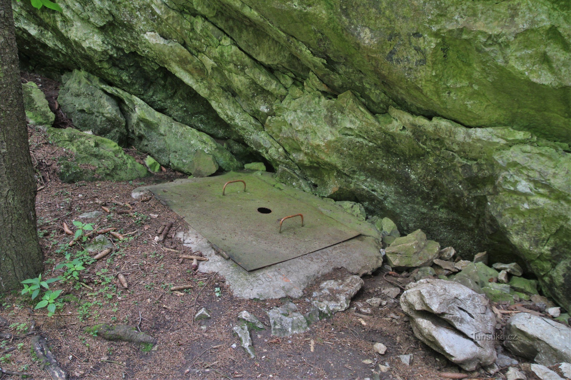 Είσοδος στο αβυσσαλέο σπήλαιο Dagmar
