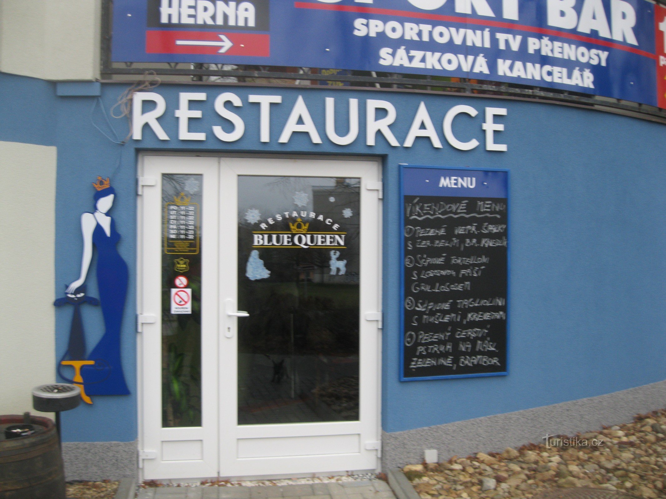 intrarea în restaurantul Blue Queen