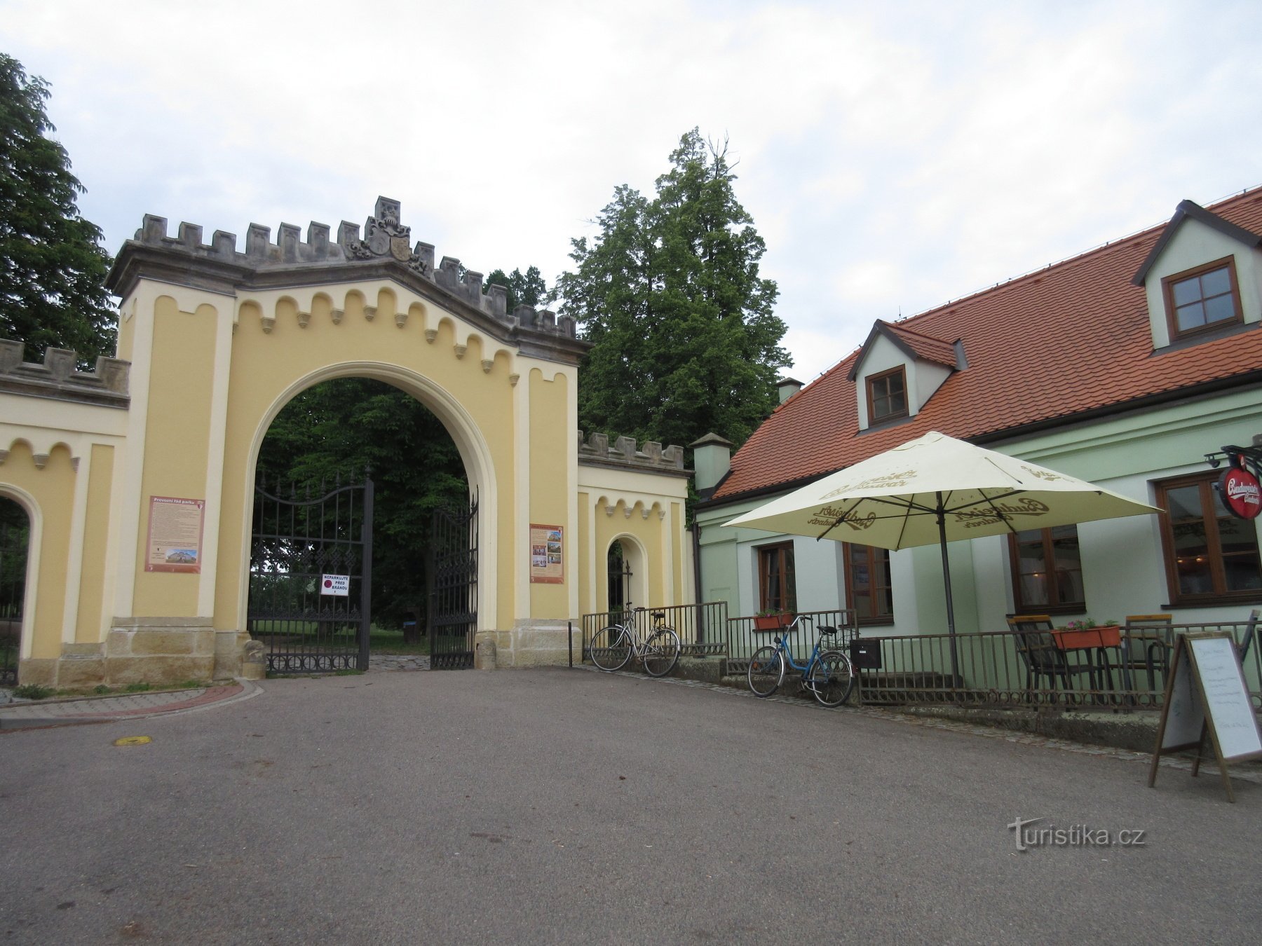 Entrada al jardín del castillo.