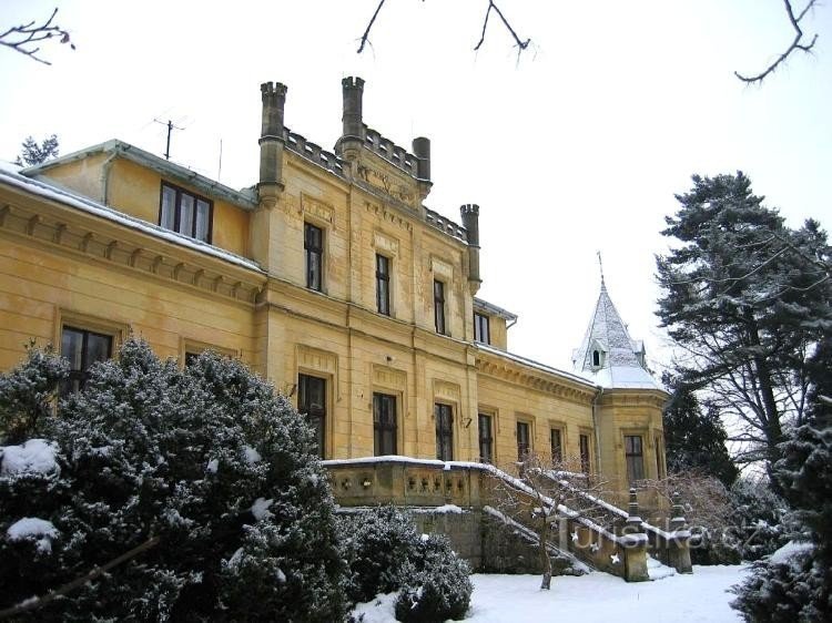 A kastély bejárata a park felől