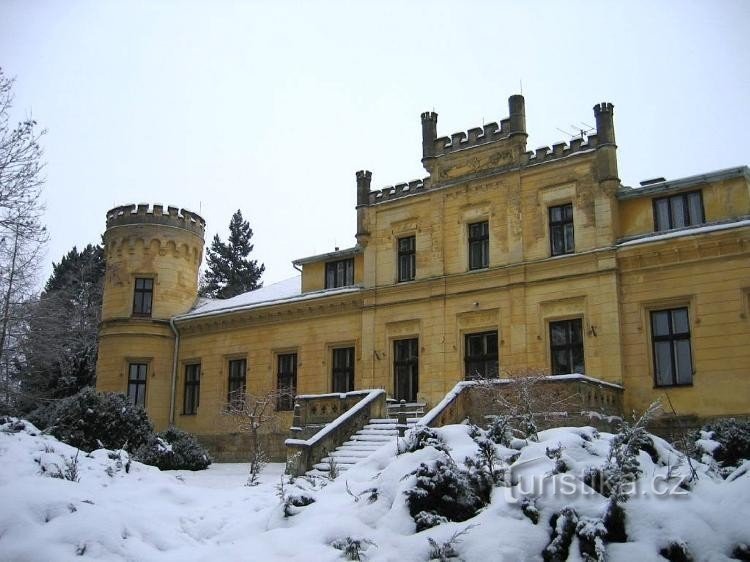 A kastély bejárata a park felől