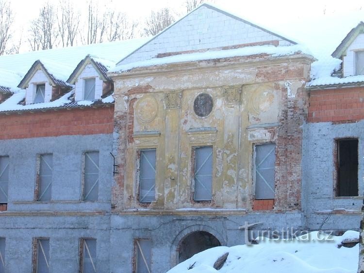 Вход с полукруглым входом и треугольным фронтоном