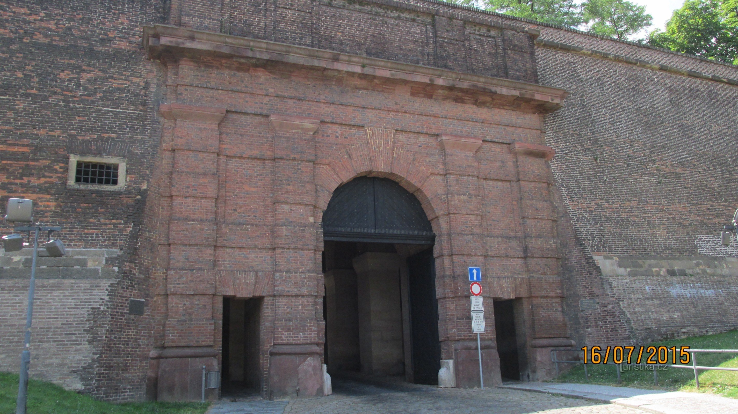 entrada do portão de tijolo