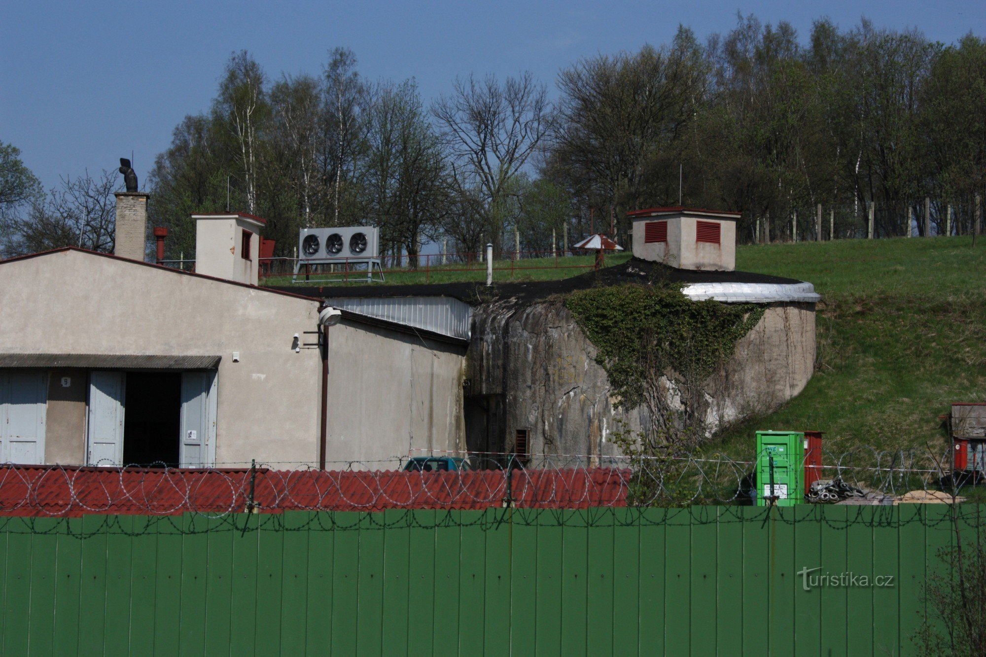 La cabaña de madera de entrada es propiedad de Hůrek.