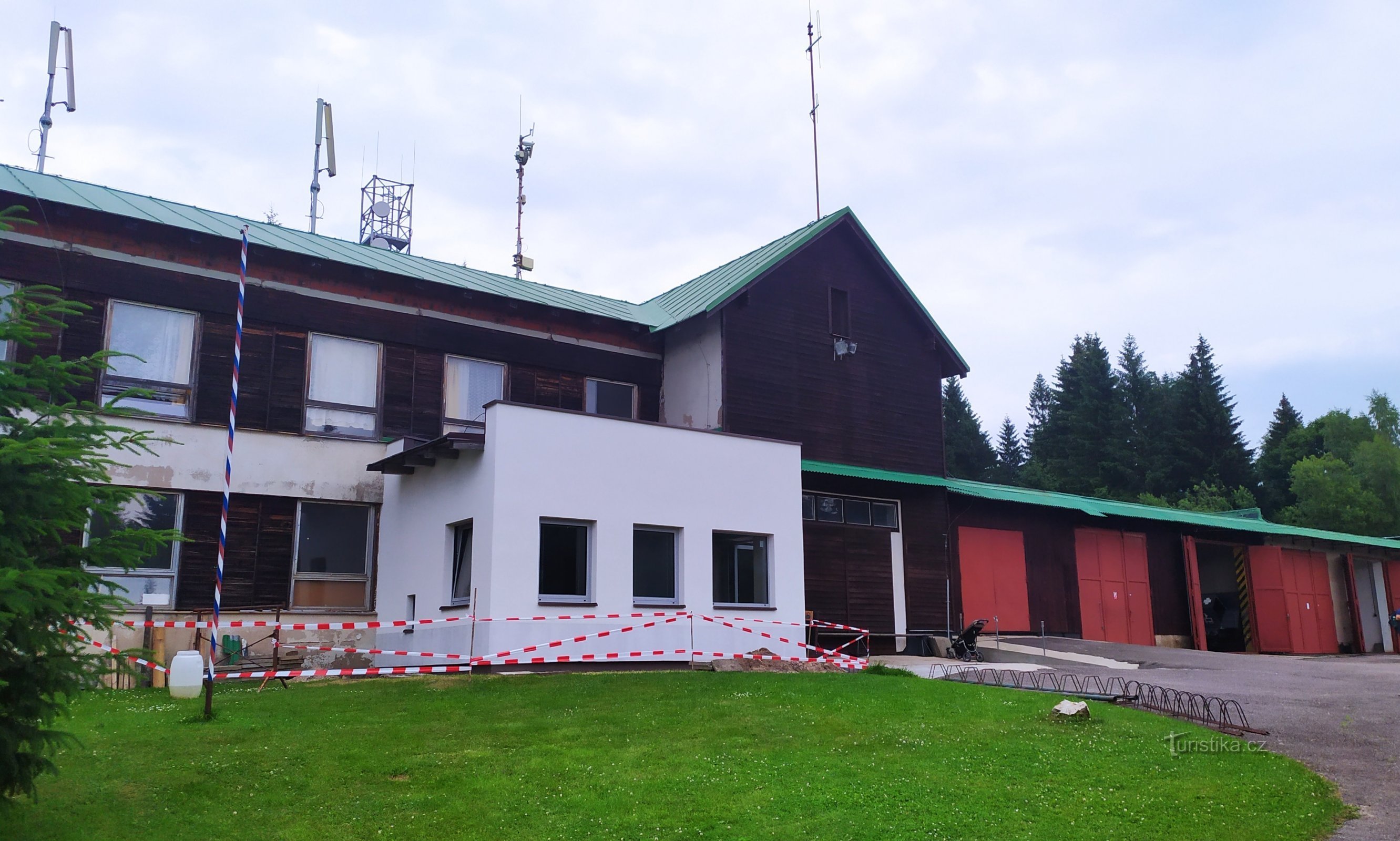 La cabane en rondins d'entrée de la forteresse Hanička est cachée dans une extension, où vous pouvez trouver de petits rafraîchissements et une caisse