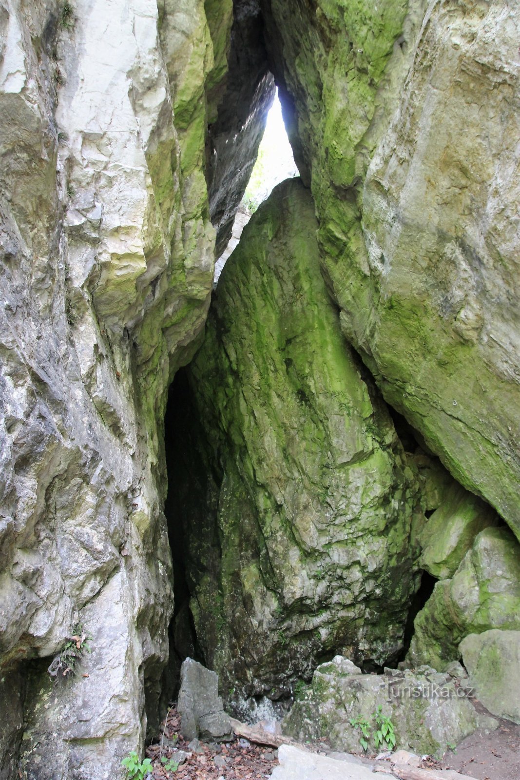 Na abertura da rocha está a entrada para o subsolo