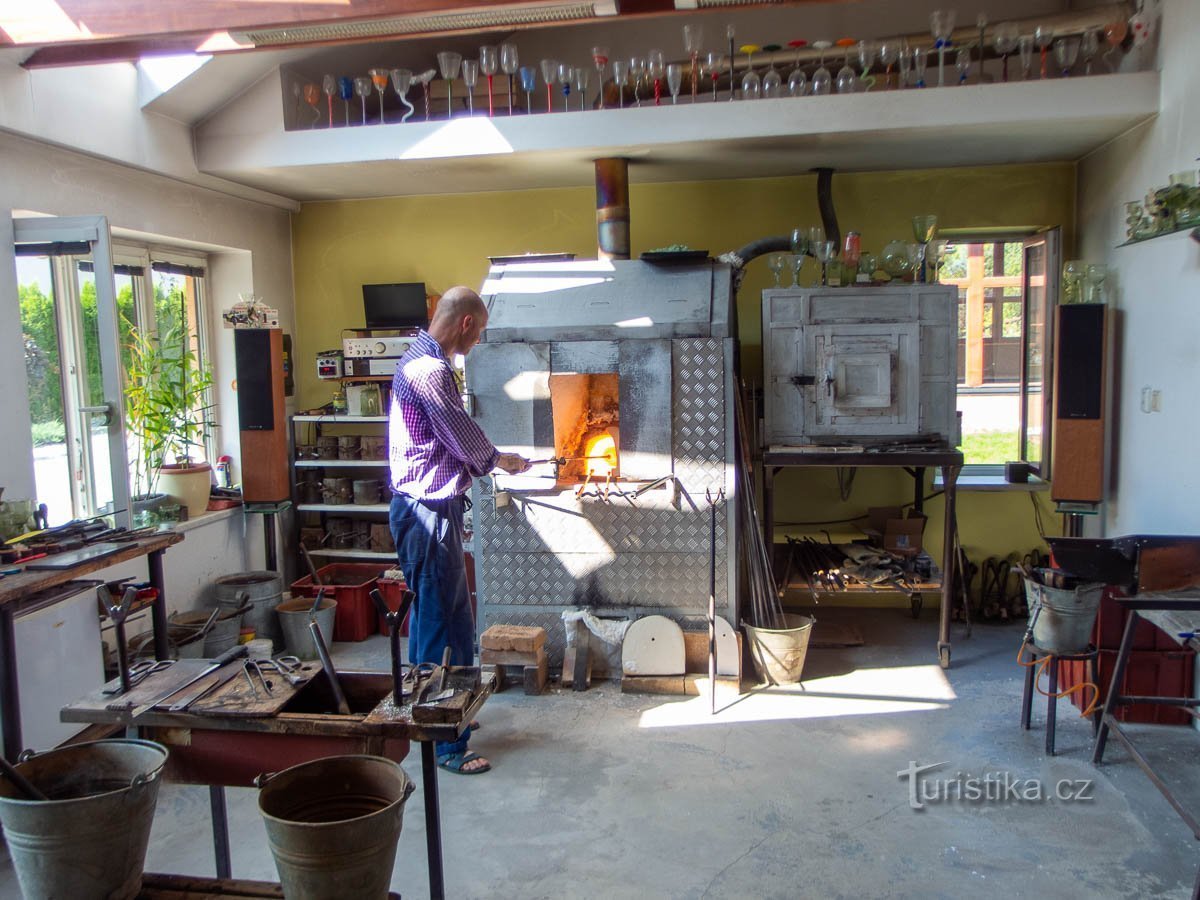 Ve sklářské dílně