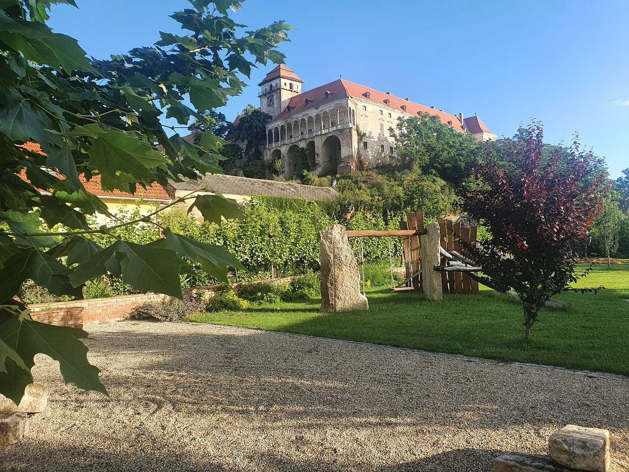 Nel vecchio cinema, veduta del castello