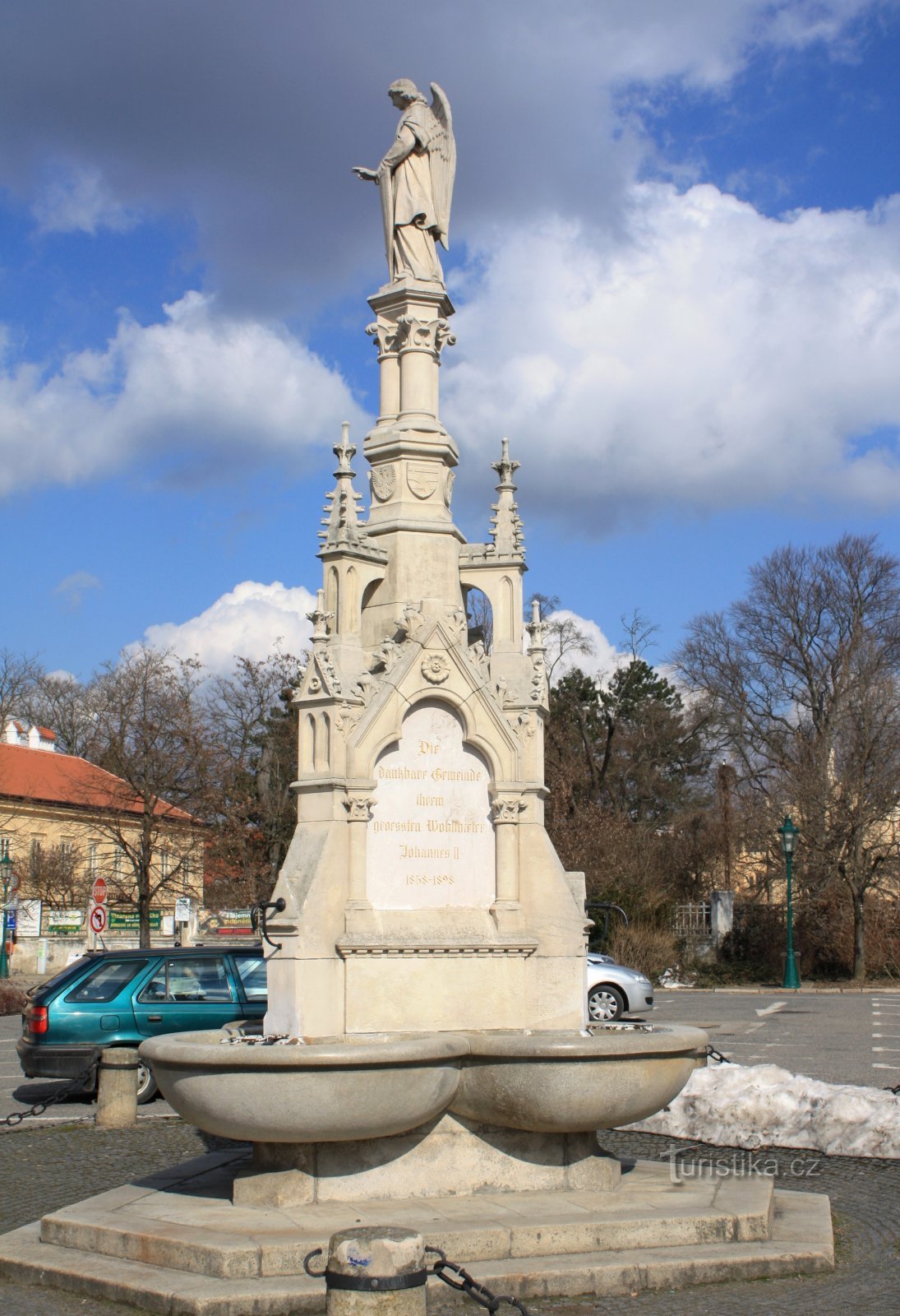 Na środku placu znajduje się fontanna