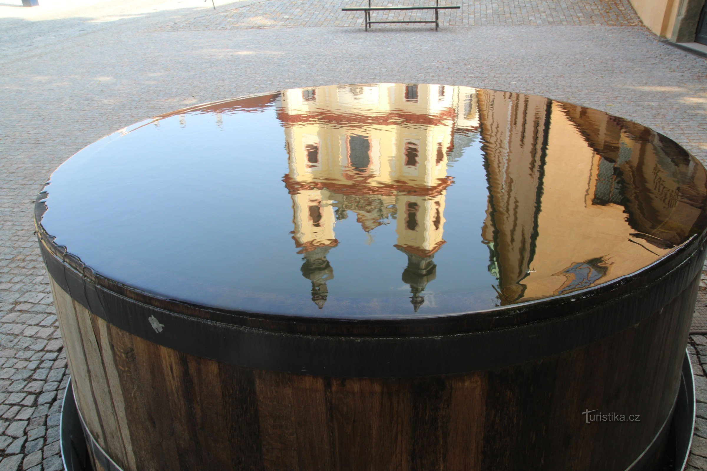 Le portail d'entrée de l'église devient rouge dans l'eau