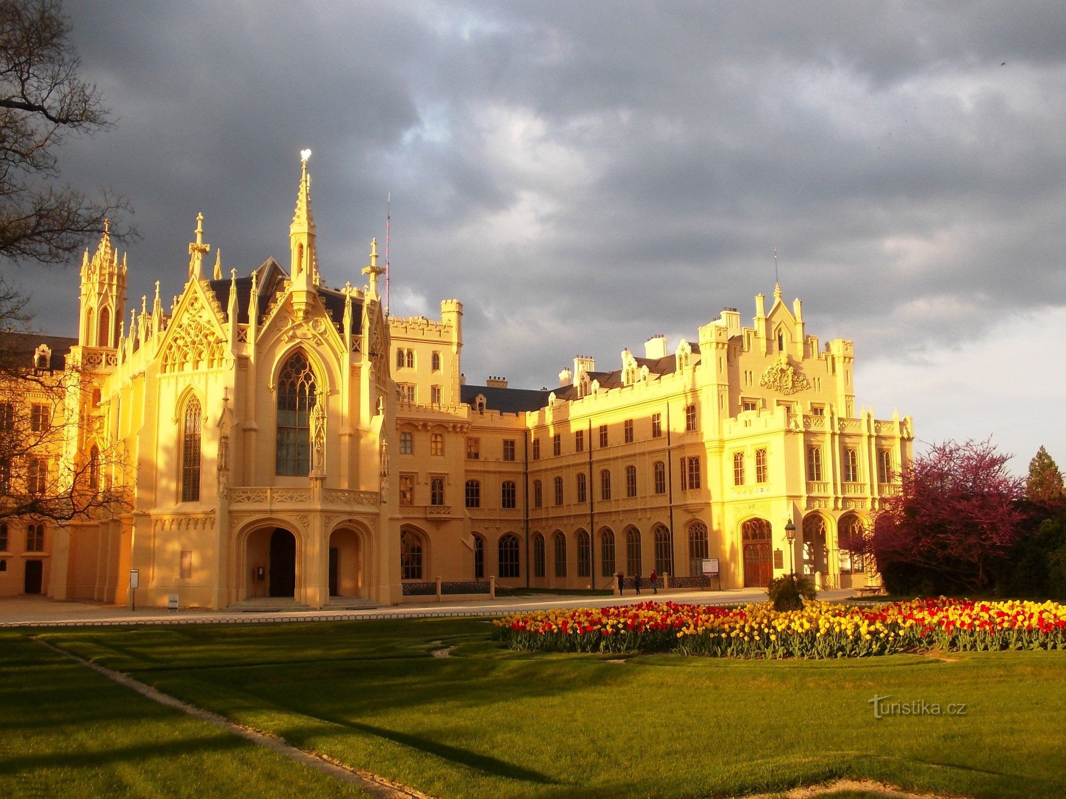 château illuminé le soir