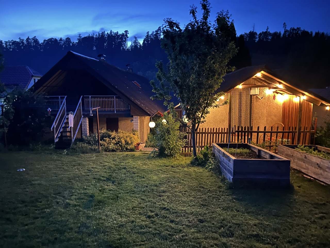 večerní osvětlení zahrady
