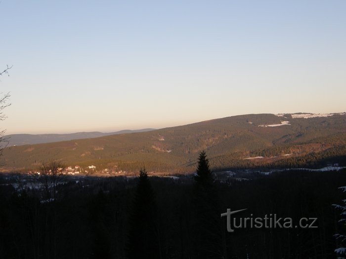 Avondzicht op Srní vanaf Oblík