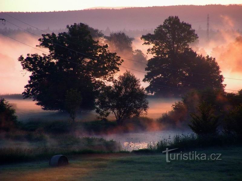 Vista noturna de Sutý Břeh