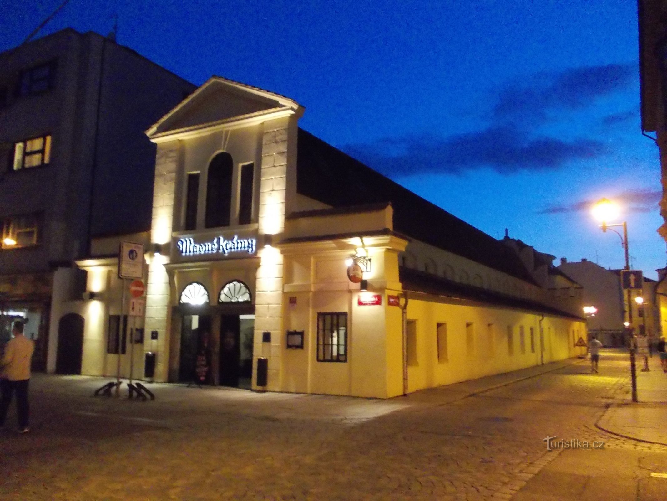 vista nocturna de Meat Shops