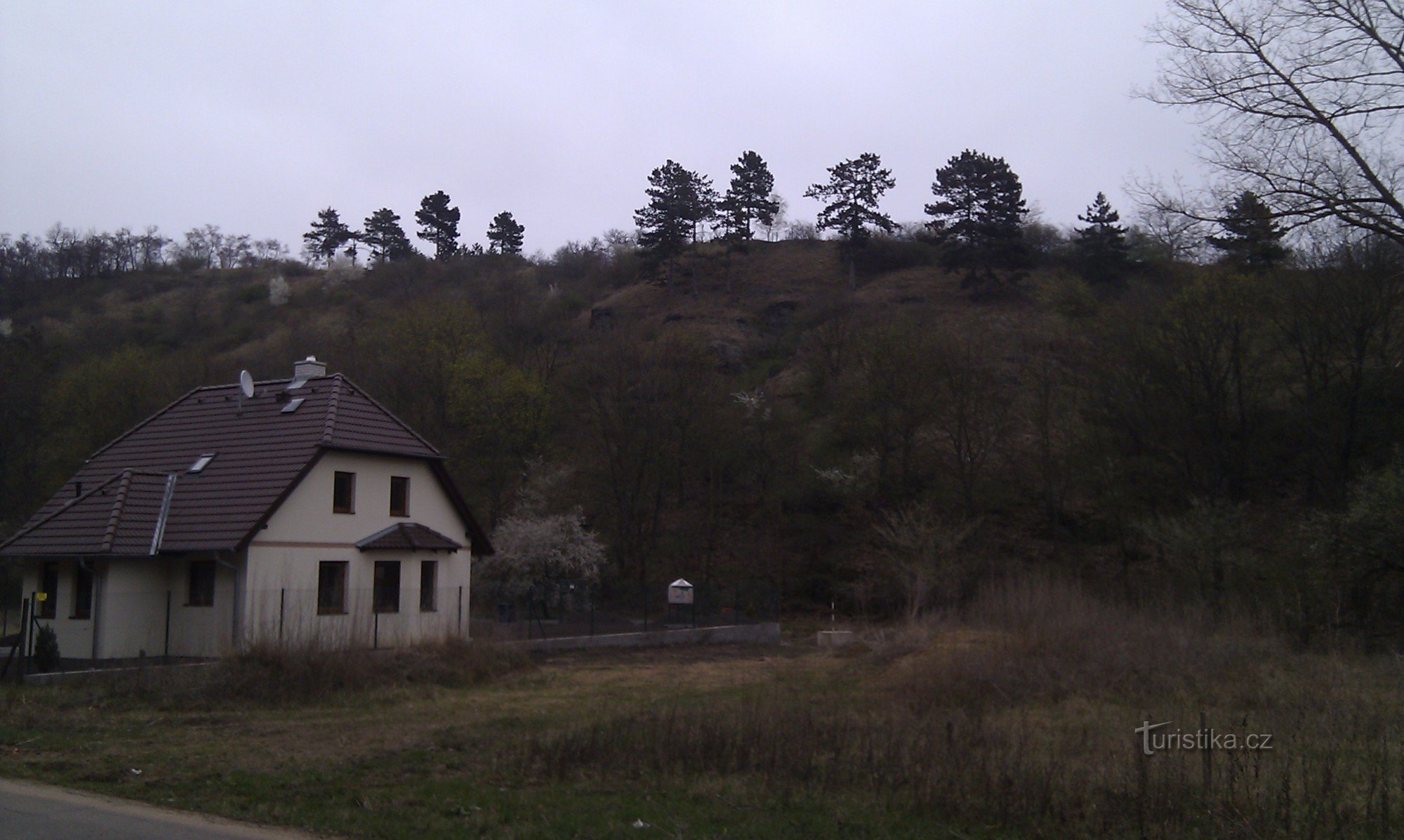 Konglomerathang Velatice - Blick von der Straße Velatice-Maxlovka - 6.4.2012. April XNUMX